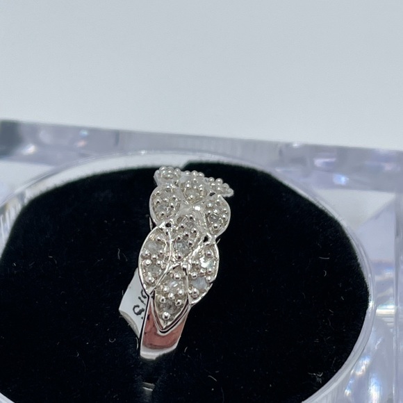 New in Box! .26 TCW Diamond & 925 Ring - Picture 4 of 7